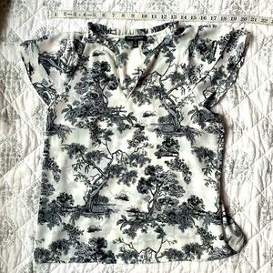 Banana Republic White and Black Scenic Top Small